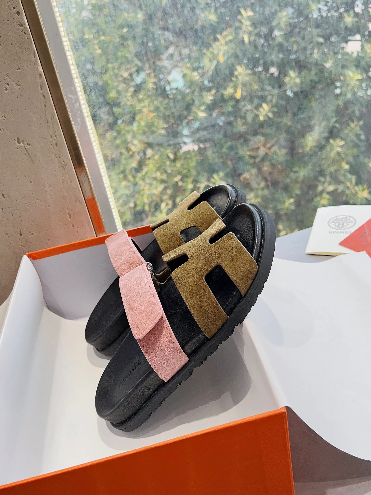 👟👟Ex-factory price 440👟👟 Men's size +10 H family 2024 spring and summer new style HERMES Hermes' recently popular couple's shoes, pig nose angle sandals and slippers, paired with various colorful socks, extremely trendy. Upper lining: imported original material. Outsole: non-slip and wear-resistant outsole. Size: Female 35-42 (40/42 non-returnable and non-exchangeable) Men’s size: 39-45 (45 is non-refundable and non-exchangeable)